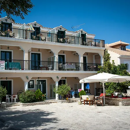Apartman Karmiris And *